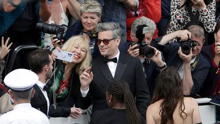 Le chanteur, compositeur et acteur Benjamin Biolay, s'est prêté de bonne grâce au jeu des photographes et des selfies d'admiratrices et d'admirateurs, jeudi soir, sur le tapis rouge. (PASCAL LE SEGRETAIN / GETTY IMAGES EUROPE)