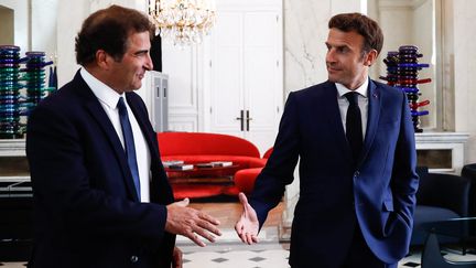 Christian Jacob, l'ancien président du parti Les Républicains, et Emmanuel Macron à l'Elysée, le 21 juin 2022.&nbsp; (MOHAMMED BADRA / POOL / MAXPPP)