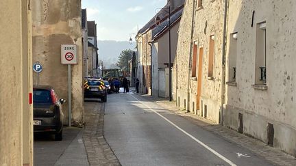 La rue où se trouve la maison où sept personnes ont trouvé la mort dans un incendie, à Charly-sur-Marne (Aisne), le 6 février 2023. (LUDIVINE BLEUZE MARTIN / L'UNION DE REIMS / MAXPPP)