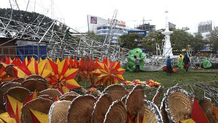 A Cebu, le sapin de No&euml;l m&eacute;tallique g&eacute;ant n'a pas r&eacute;sist&eacute; aux bourrasques de vent. A Tacloban, une ville de 200 000 habitants sur le littoral, les rues sont submerg&eacute;es, les toits en t&ocirc;le ondul&eacute;e arrach&eacute;s et les b&acirc;timents mis &agrave; terre. (CHESTER BALDICANTOS / AP / SIPA)