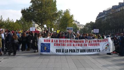 &nbsp; (La banderole de tête, à Paris, ce dimanche © RADIOFRANCE/ Gaële Joly)