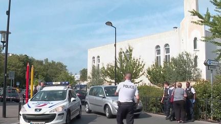 Des policiers dressent un périmètre de sécurité après qu'une attaque au couteau a été perpétrée à Trappes (Yvelines), le 23 août 2018. (FRANCEINFO)