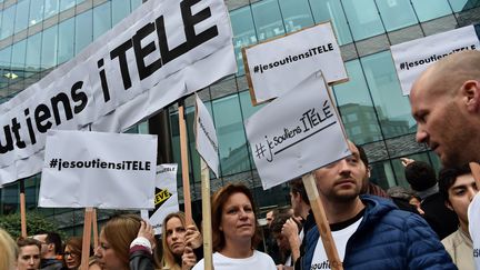 Des manifestants soutiennent le mouvement de grève des salariés d'iTélé devant la siège de la télévision à Boulogne-Billancourt, le 25 octobre 2016. (CHRISTOPHE ARCHAMBAULT / AFP)