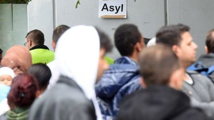 Des demandeurs d'asile à Karlsruhe en Allemagne, destination privilégiée pour des réfugiés afghans ou syriens. (ULI DECK / DPA / AFP)