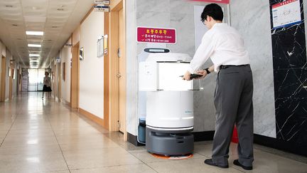 Le robot administratif sud-coréen retrouvé en morceaux, dans le bâtiment du Conseil municipal de Gumi. (HANDOUT / GUMI CITY COUNCIL  / AFP)