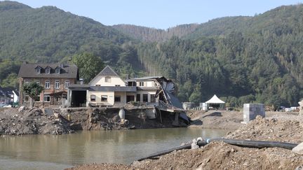 Des bâtiments détruits le long de la rivière Ahr à Rech (Allemagne), le 24 août 2021.&nbsp; (VALENTINE PASQUESOONE / FRANCEINFO)