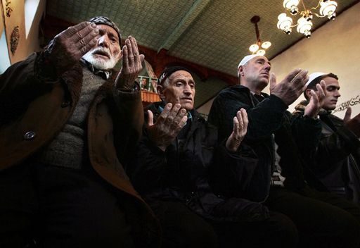 Des musulmans bulgares en train de prier dans une mosquée à Ribnovo (210 km au sud de Sofia) le 20 janvier 2005 (AFP - Dimitar DILKOFF)