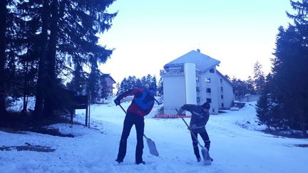 Une quinzaine de bénévoles de dernière minute aident a préparer les pistes en vu de la compétition des 5 et 6 novembre. (ELISA MONTAGNAT / RADIO FRANCE)