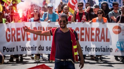 Des manifestants défilent contre la réforme de la SNCF, le 24 avril 2018 à Lyon (Rhône). (NICOLAS LIPONNE / NURPHOTO / AFP)