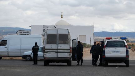 Des membres des forces sp&eacute;ciales tunisiennes patrouillent dans le&nbsp;secteur du djebel Chambi, le 12 d&eacute;cembre 2012, &agrave; la recherche d'islamistes arm&eacute;s. (ABDERRAZEK KHLIFI / AFP)