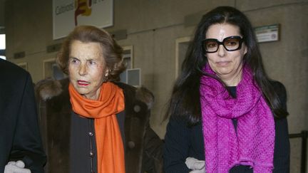 Liliane Bettencourt accompagnée de sa fille Françoise Bettencourt-Meyers lors du Prix L'Oreal-Unesco pour les femmes, le 3 mars 2011, à Paris. (CHARLES PLATIAU / X00217)