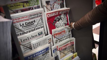 Un kiosque à journaux, à Paris, le 25 février 2015. (Photo d'illustration) (MARTIN BUREAU / AFP)