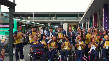 À cinq jours de l'ouverture des Jeux paralympiques, l'aéroport de Roissy se met en ordre de bataille pour accueillir les athlètes à mobilité réduite et leurs accompagnants. Comment mettre en place plusieurs dizaines de fauteuils, dès la sortie de l'avion ? (France 2)