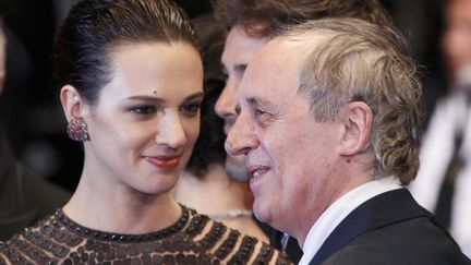 Dario Argento et sa fille montent les marches &agrave; Cannes pour "Dario Argento Dracula" &agrave; Cannes, le dimanche 20 mai 2012. (YVES HERMAN / REUTERS)