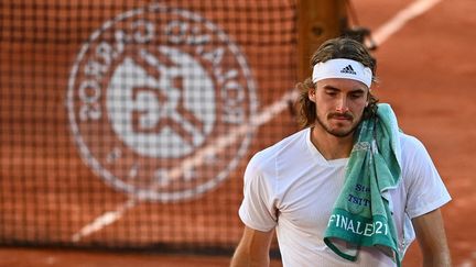 Stéfanos Tsitsipas durant la finale de Roland-Garros, le 13 juin 2021. (CHRISTOPHE ARCHAMBAULT / AFP)