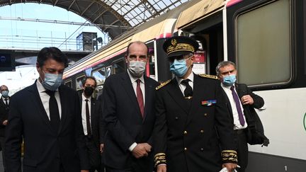 Le Premier ministre, Jean Castex, arrive en gare de Nice après avoir pris le train de nuit parti de Paris, accueilli notamment par le maire de la ville, Christian Estrosi (à g.), le 21 mai 2021. (ANNE-CHRISTINE POUJOULAT / AFP)