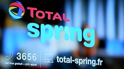 Le logo de Total Spring, la future offre de Total, présentée lors d'une conférence de presse, à Paris, le 5 octobre 2017. (ERIC PIERMONT / AFP)