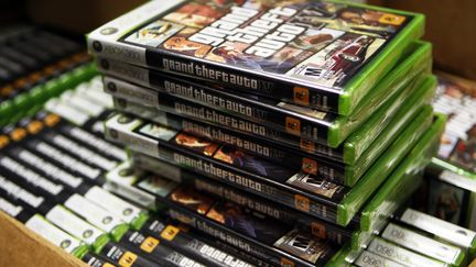 Des piles du jeu GTA IV, lors de sa sortie, &agrave; New York, le 28 avril 2008.&nbsp; ( LUCAS JACKSON / REUTERS )