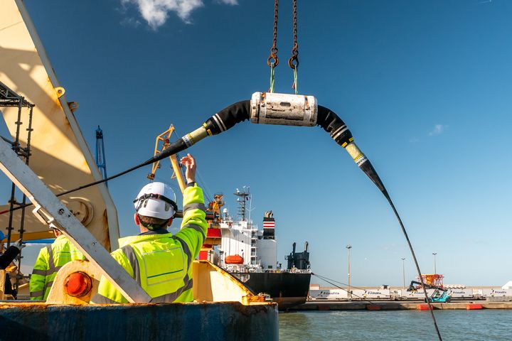 Un navire d'Alcatel Submarine Network, basé à Calais,&nbsp;s'apprête à déposer un câble dans les fonds marins. (ASN)