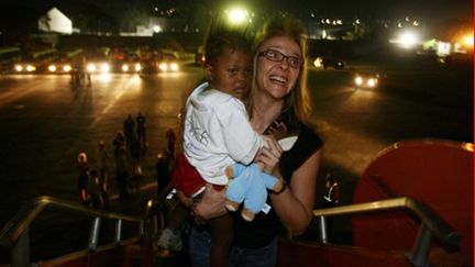 Les premiers enfants adoptés quittent Haïti avec leurs parents français mardi soir (AFP - Hector RETAMAL)