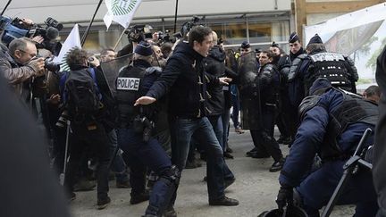 &nbsp; (L'interpellation d'un des manifestants dans une ambiance très tendue © ESTEBAN/SIPA)