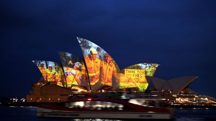 Des images des pompiers australiens projetées sur le toit de l'Opéra de Sydney (11 janvier 2020) (SAEED KHAN / AFP)