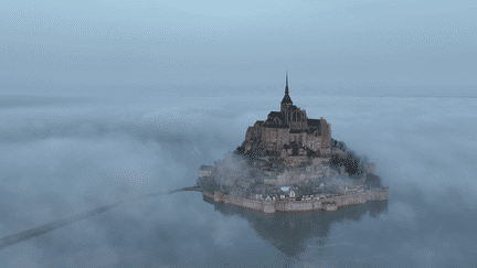 Marées hautes : le Mont-Saint-Michel entouré d'eau