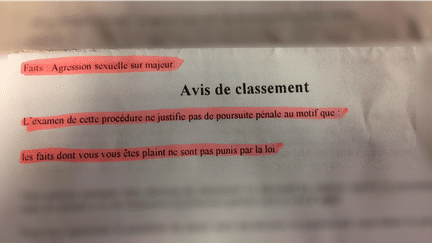 Extrait de l'avis de classement reçu par Célia, le 27 juillet 2017, lui indiquant que sa plainte pour agression sexuelle a été classée.
 (FRANCEINFO)