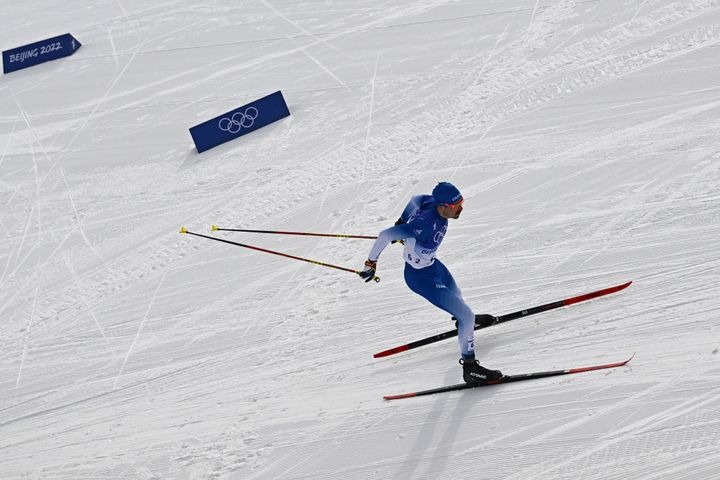 Le fondeur français Hugo Lapalus, lors de l'individuel classique, le 11 février 2022, aux Jeux olympiques de Pékin. (PIERRE-PHILIPPE MARCOU / AFP)