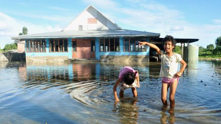 Des enfants jouent sur une place inond&eacute;e par la mer, &agrave; Funafuti, la capitale des Iles Tuvalu, le 30 janvier 2014. ( NEWSCOM / SIPA )