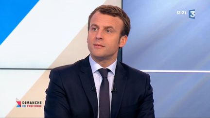 Le candidat d'En marche ! à l'élection présidentielle, Emmanuel Macron, sur le plateau de "Dimanche en politique" sur France 3, le 9 avril 2017. (FRANCE 3)