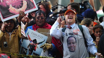 Des fans de Michael Jackson r&eacute;agissent &agrave; l'annonce du verdict d&eacute;clarant le docteur Murray coupable d'homicide involontaire sur la personne du chanteur, Los Angeles (Californie), le 7 novembre 2011. (FREDERIC J. BROWN / AFP)