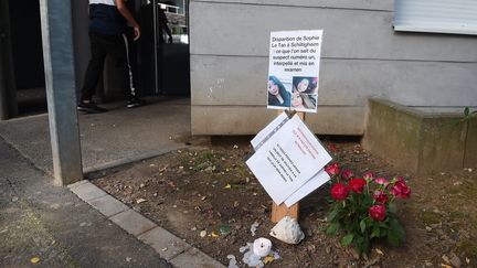 Des fleurs ont été déposées au domicile de&nbsp;Jean-Marc Reiser, mis en examen pour l'enlèvement, la séquestration et l'assassinat de Sophie Le Tan. (FREDERICK FLORIN / AFP)