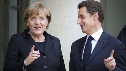 Angela Merkel et Nicolas Sarkozy le 5 d&eacute;cembre 2011 lors de leur rencontre &agrave; Paris. (LIONEL BONAVENTURE / AFP)