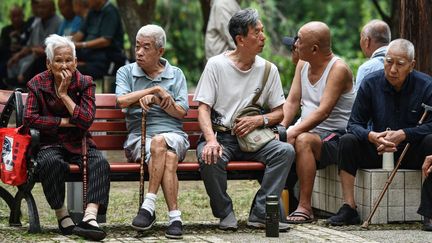 Des personnes âgées dans un parc de Fuyang, dans l'est de la Chine, le 13 septembre 2024n, alors que le pays va réformer son système de retraite. (STR / AFP)