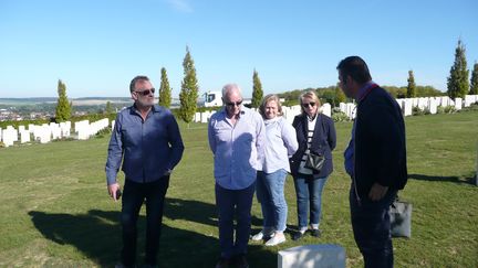 Sylvestre Bresson, guide dans la Somme, accompagne deux couples d'Australiens dans le cimetière militaire de Villers-Bretonneux, le 25 septembre 2018. (CAROLE BELINGARD / FRANCEINFO)
