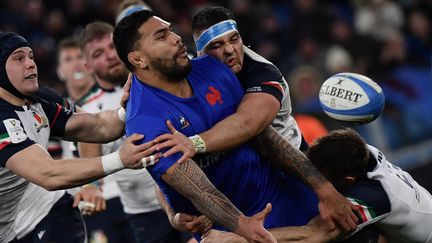 Romain Taofifenua pris par Edoardo Padovani lors du match Italie-France comptant pour le Tournoi des Six nations le dimanche 5 février 2023 (FILIPPO MONTEFORTE / AFP)