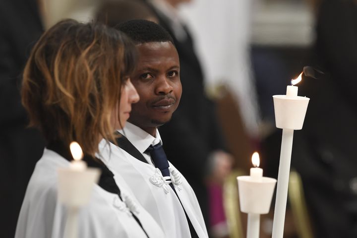 Le Nigérian John Ogah après son baptême par le pape François, le 31 mars 2018 au Vatican. (ANDREAS SOLARO / AFP)