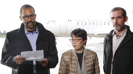 Les otages libérés au Burkina Faso à leur arrivée à l'aéroport de Vélizy-Villacoublay (Yvelines), le 11 mai 2019. (FRANCOIS GUILLOT / AFP)