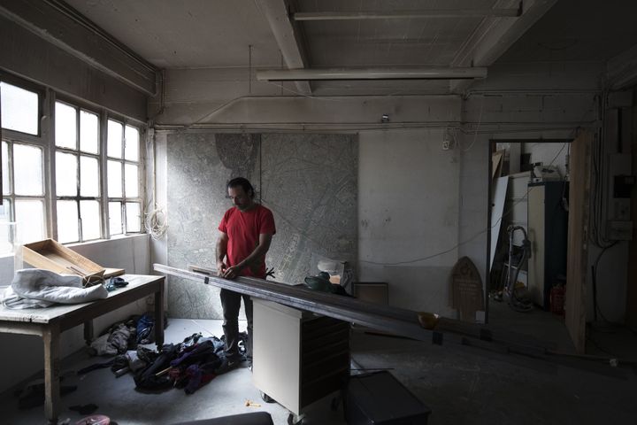 Un résident de la Cité de la Jarry travaille dans son atelier, le 15 juillet 2017.
 (Joel Saget / AFP)