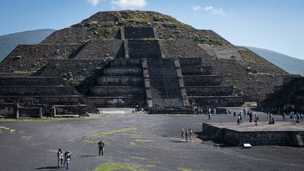 Touristes sur le site de&nbsp;Teotihuacan, l'un des hauts lieux archéologiques du Mexique (16 août 2021) (DIEGO CUPOLO / NURPHOTO / AFP)