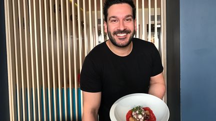 Denny Imboisi et son plat de poulpe et panzanella (LAURENT MARIOTTE / RADIO FRANCE)