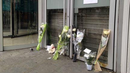 Fleurs et peluches déposées, devant le centre commercial Côté Seine, à Argenteuil dans le Val d'Oise, en hommage à l'enfant de 5 ans tué dans un accident d'ascenseur, le 8 juin 2018.
 (THOMAS SCHONHEERE / RADIO FRANCE)