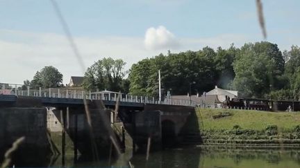 Depuis 50 ans, un authentique train à vapeur fait découvrir les charmes du secteur aux touristes. (france 3)