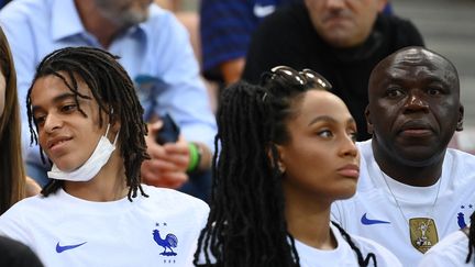 Ethan Mbappé, frère de Kylian, dans les tribunes le 28 juin lors de l'Euro 2021 en compagnie de Wilfried Mbappé, le papa. (FRANCK FIFE / AFP)