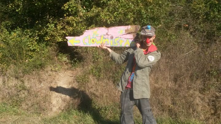 Un opposant au barrage de Sivens grim&eacute; en clown, sur le site du Testet (Tarn), mercredi 29 octobre 2014. (FABIEN MAGNENOU / FRANCETV INFO)