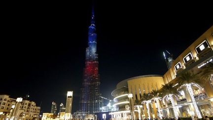 La tour al-Khalifa à Dubaï illuminée aux couleurs de la France, le 15 novembre 2015. (AFP/Karim Sahib)