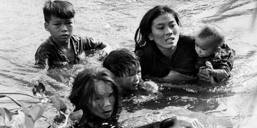 Des villageois sud-vietnamiens tentant d'échapper à un bombardement en 1965. Cette photo du photo-reporter de l'agence UPI Kyoichi Sawada lui a valu un prix Pulitzer. Durant ce conflit, les journalistes ont su porter «le fer dans la plaie», comme souhaitait le faire leur prédécesseur Albert Londres...   (UPI - Kyoichi Sawada)