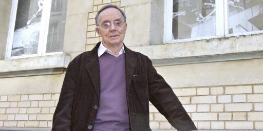 Pierre Joliot-Curie, petit fils de Pierre et Marie Curie, devant le musée
 (P.Verdy. AFP.)