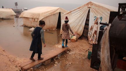 Des enfants dans un camp de réfugiés au sud d'Idleb, le 28 décembre 2019. (AAREF WATAD / AFP)